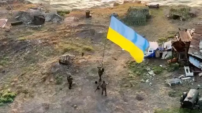 Прапор України - знову на острові Зміїному