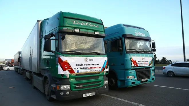 Azərbaycandan Türkiyəyə vətəndaşların topladıqları humanitar yardımları aparan117 yük maşını bu gün zəlzələ bölgəsinə çatıb.
