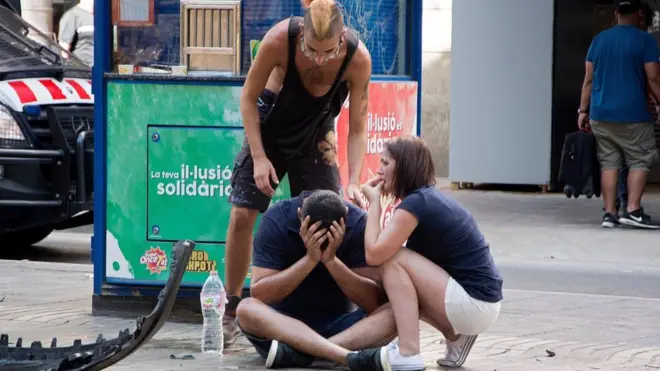 Personas desconsoladas por lo sucedido y heridos fueron socorridos por otros transeúntes que se encontraban en el lugar.