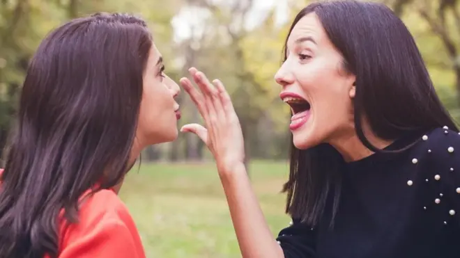 سيدتان تتناقشان بحدة