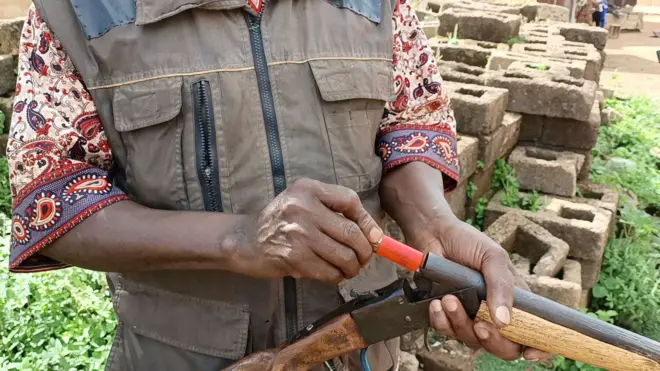 Ọdẹ kan n ki ibọn rẹ pẹlu ọta