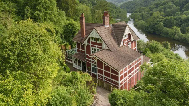 casa à beira da águabolao loteriasvista do alto, com árvores ao redor 