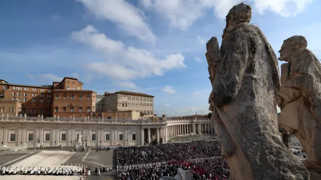 Віряни зібралися на площі Cвятого Петра в очікуванні того, як тіло Папи Франциска перенесуть до собору
