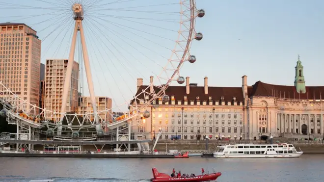 英国方面，新启动的"三级制封锁"系统已在英格兰启动。