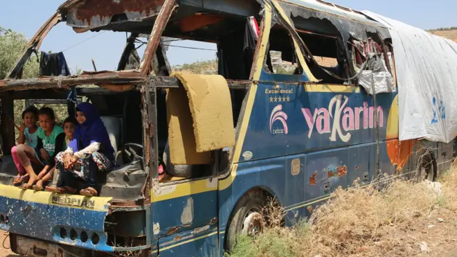 الحافلة التي اصبحت مأوى لأسرة نازحة