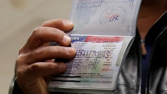 تفيد تقارير بأن ضباط الحدود الأمريكيين قد يطلبون كلمات سر حسابات التواصل الاجتماعي لبعض المسافرين