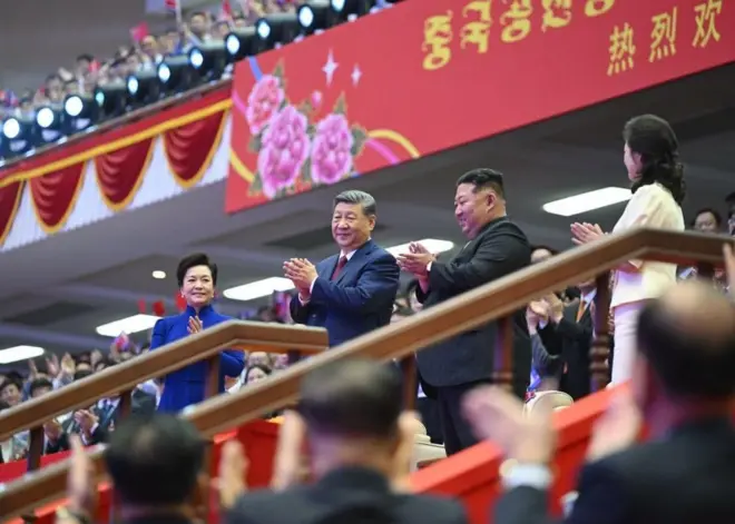 시진핑 중국 국가주석 부부와 김정은 북한 국무위원장 부부가 박수 치는 모습