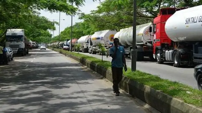 Foto of petroleum tankers wey park for street
