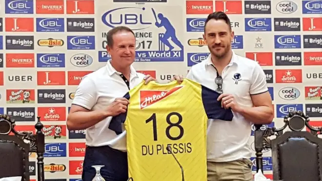 ورلڈ الیون کے کپتان فاف ڈو پلیسی (دائیں جانب) اور ٹیم کے کوچ اینڈی فلاور (بائیں جانب) ٹیم جرسی کے ساتھ