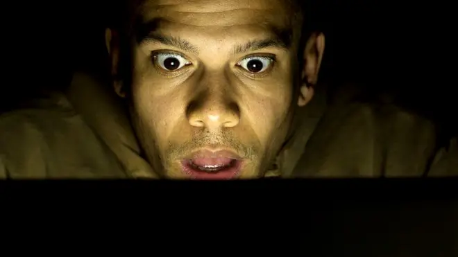 Мужчина перед экраном ноутбука