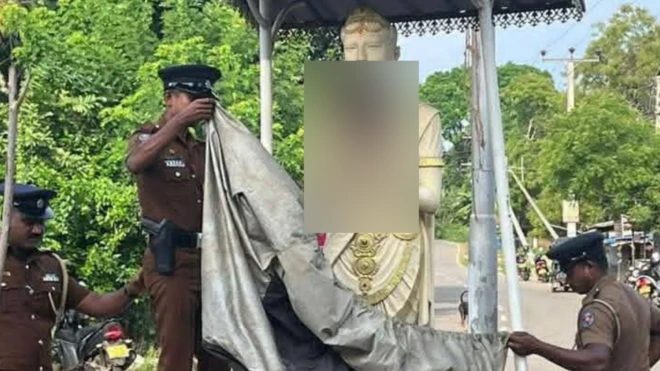 අම්බලන්තොට, මාමඩල ප්‍රදේශයේ ප්‍රතිමාවක හිස තබා තිබූ අයුරු දැක්වෙන ඡායාරූපයකි