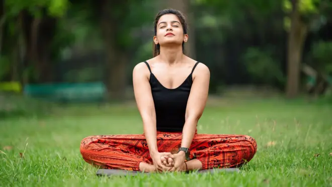 योगा करताना एक महिला