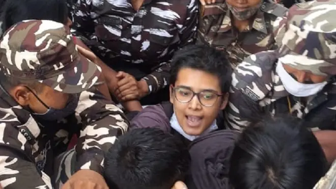 आइसा कार्यकर्ताओं का विरोध प्रदर्शन