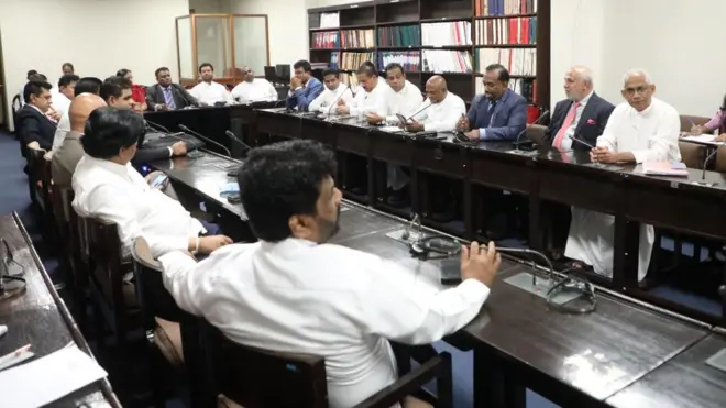 පාර්ලිමේන්තුවේ පොදු ව්‍යාපාර පිළිබඳ කාරක සභාවේ (කෝප් කමිටුවේ) සභාපති ධූරය සඳහා පාර්ලිමේන්තු මන්ත්‍රී රෝහිත අබේගුණවර්ධන පත් වීමත් සමග එම කමිටුවේ සාමාජිකයින් බොහෝ දෙනෙක් දිගින් දිගට ම ඉල්ලා අස්වෙමින් සිටිති.