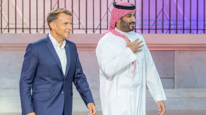 الرئيس الفرنسي إيمانويل ماكرون وولي العهد السعودي الأمير محمد بن سلمان يحضران الحفل الختامي لكأس العالم للرياضات الإلكترونية في القصر الكبير بالعاصمة الفرنسية باريس، في 23 أغسطس/آب 2026.