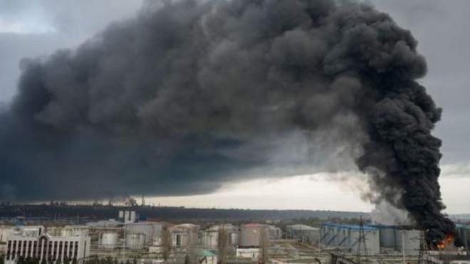 Columna de humo en Odesa