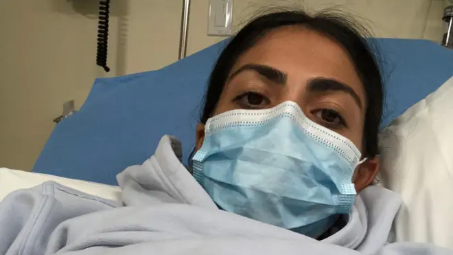 Devojka u bolničkom krevetu sa maskom na licu