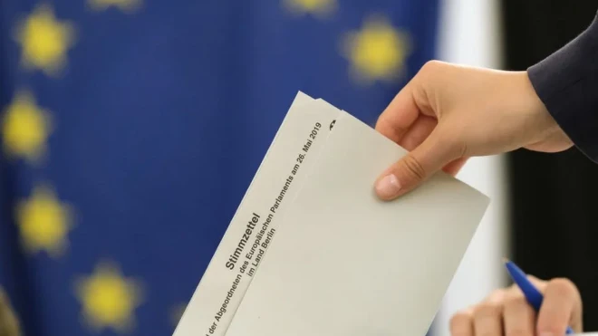 دستی در حال رای دادن