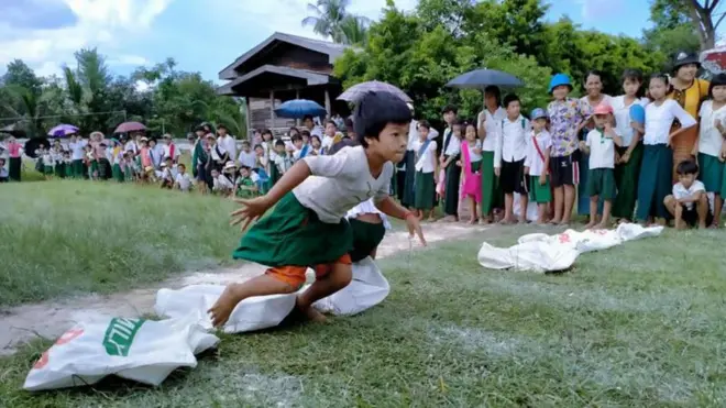 အခုထုတ်ပြန်တဲ့ ပုဂ္ဂလိကပညာရေးဥပဒေမှာတော့ ပုဂ္ဂလိကကျောင်းတွေမှာ နိုင်ငံတော်မူဝါဒနဲ့ဆန့်ကျင်တဲ့ ပါတီနိုင်ငံရေး၊ နိုင်ငံရေးအကြောင်းအရာတွေကို ဟောပြောခွင့်၊ သင်ကြားပို့ချခြင်း၊ ထည့်သွင်းပြောကြားခြင်း တွေကို မလုပ်ရဘူးလို့ ထည့်သွင်းကန့်သတ် ပြဌာန်းလာပါတယ်။