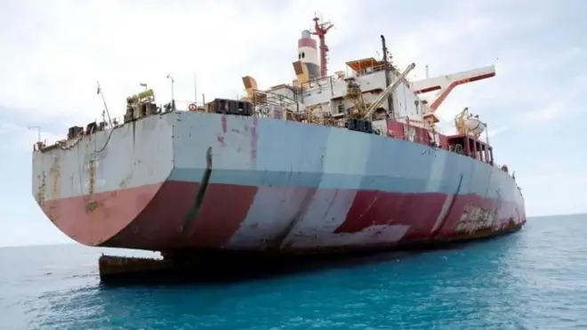یک نفت‌کش در دریا