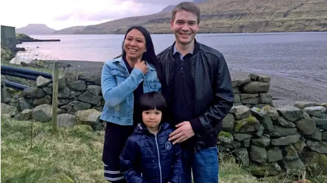 Athaya Slaetalid dengan suaminya Jan dan anak mereka Jacob.