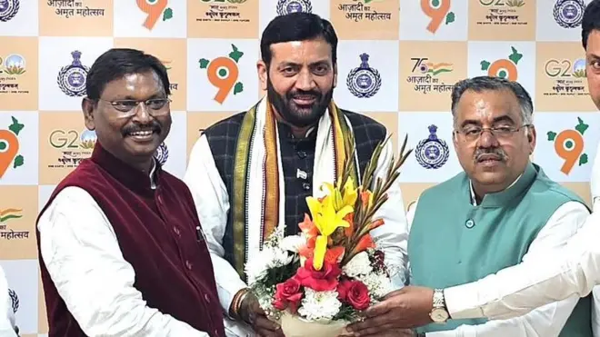 हरियाणा के अगले मुख्यमंत्री नायब सिंह सैनी को फूल भेंट करते हुए बीजेपी नेता