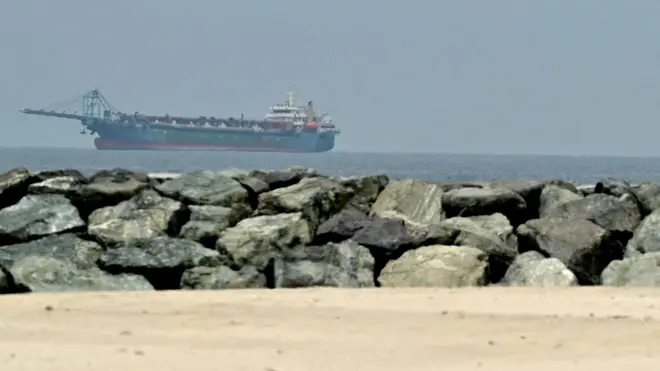 Navio no Golfo Pérsico, visto do litoral de Sharjah, um dia depois do fracasso das conversações de paz entre os EUA e o Irã no dia 13 de abril de 2026