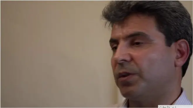 یوه ایراني سړي چې له فرانسې، برتانیا ته د انګلش چنل له لارې په سمندر کې، په یوه ډېره وړه کشتۍ کې، را تېر شوی دی نورو ته خبرداری ورکړی چې د ده پر پله دې پل نه ایږدي.