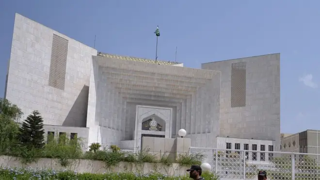 پاناما لیکس فیصلے کے خلاف وزیراعظم اور ان کے بچوں کی نظرثانی کی درخواستوں کی سماعت جسٹس اعجاز افضل کی سربراہی میں جسٹس عظمت سعید شیخ اور جسٹس اعجاز الاحسن پر مشتمل تین رکنی بنچ نے کی۔