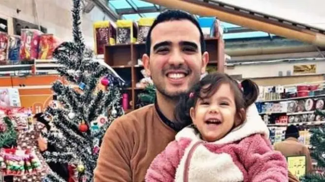 الطفلة رقية مع والدها