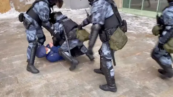 Акции в поддержку Навального: как задерживают людей в Москве