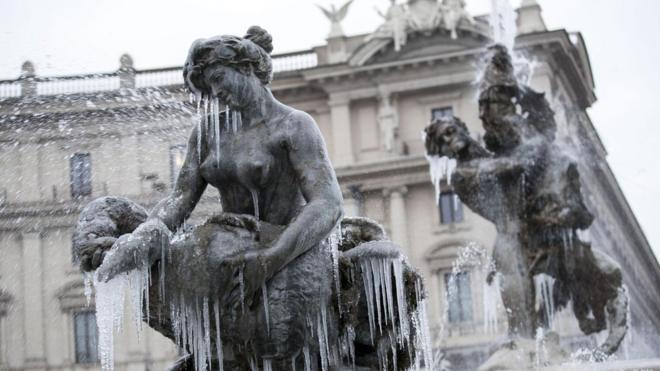 意大利首都罗马的共和国广场上的喷泉