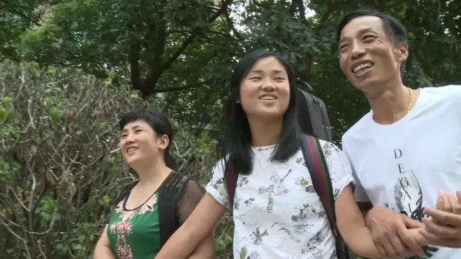 Por causa da política do filho único na China, os pais de Kati resolveram abandonar a filha