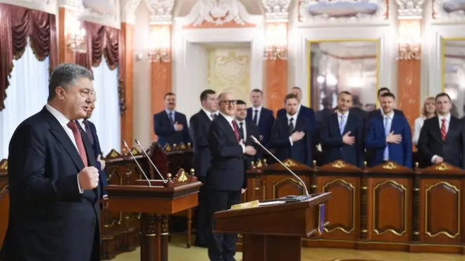 Президент України Петро Порошенко під час складання присяги суддями Верховного суду