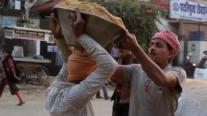 बालू ढोने वाले मजदूर