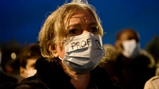 Este martes se realizó una vigilia en memoria de Paty en la localidad de Conflans-Sainte-Honorine, al noroeste de París.