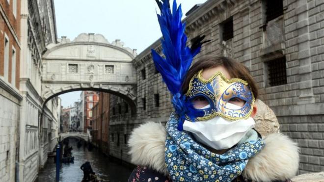 Mujer con máscarabonus da galera betcarnaval en Venecia.