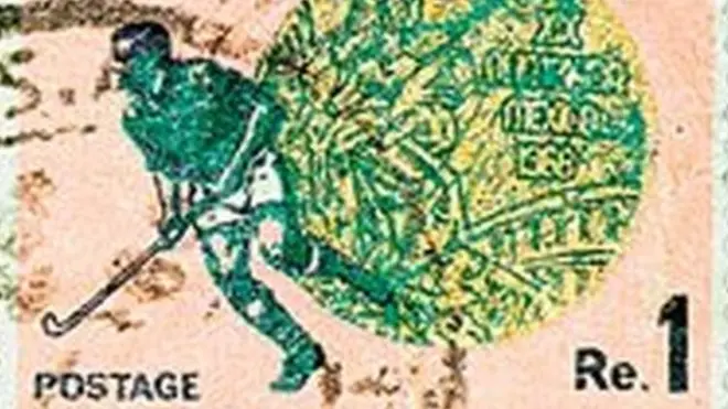 پاکستان کے محکمہ ڈاک نے 1968 کے میکسیکو اولمپکس میں گولڈ میڈل جیتنے کے موقع پر ایک روپے مالیت کا خصوصی ڈاک ٹکٹ جاری کیا تھا جس پر اسد ملک کی کھیلتے ہوئے تصویر تھی۔