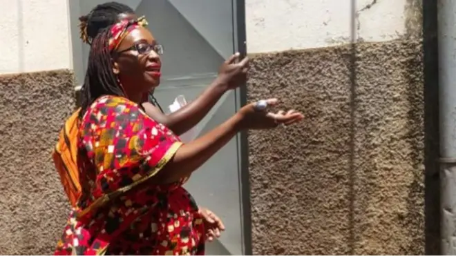 Bi Nyanzi ameshtakiwa baada ya kutuma ujumbe kadhaa wa Facebook ambapo alisema mke wa rais wa Uganda Janet Museveni si "mama wa taifa " iwapo ameshindwa kuwanunulia visodo vya hedhi wasichana masikini wa Uganda