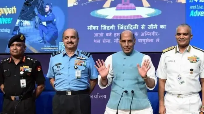 राजनाथ सिंह के साथ तीनों सेना प्रमुख