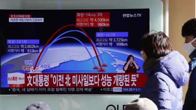 Orang-orang di Seoul, Korea Utara, menonton berita tentang uji rudal balistik oleh Korea Utara.