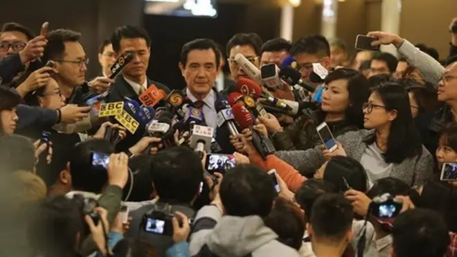 台湾前总统马英九以泄密罪起诉，面对媒体表示相信自己清白。