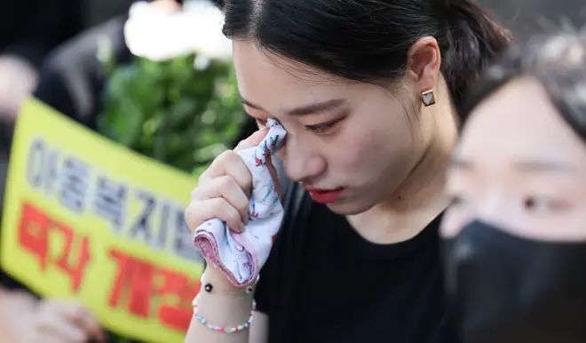 2일 서울 여의도 국회의사당 앞에서 열린 서이초 교사 추모 및 입법촉구 7차 교사 집회에서 서이초 교사의 대학원 동기들이 눈시울을 붉히고 있다