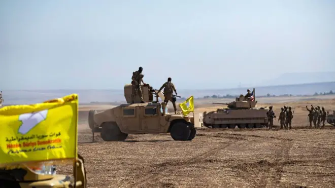 قطع حربية تحمل راية قوات سوريا الديمقراطية وعلى متنها جنود بقلب الصحراء