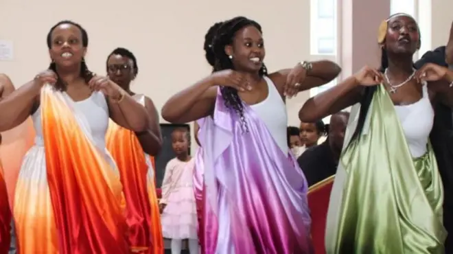 Abagore barimo kuvyina bateze amaboko