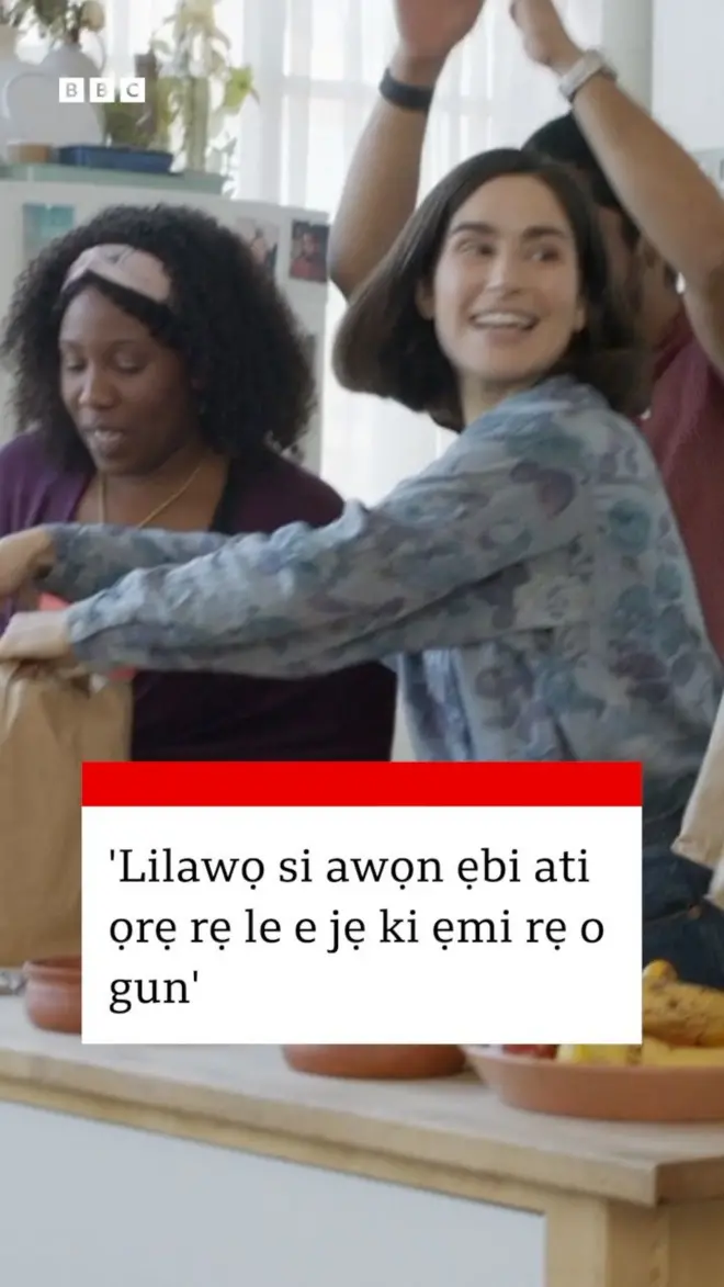 Obinrin alawọ funfun ati alawọ dudu