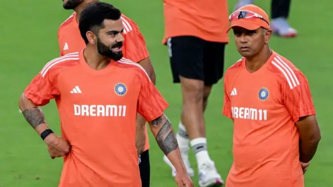 अहमदाबाद के नरेंद्र मोदी स्टेडियम में अभ्यास करती भारतीय टीम. 