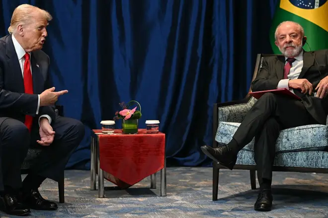 Presidente dos EUA Donld Trump sentado ao lado de presidente do Brasil, Luiz Inácio Lula da Silva durante encontro bilateral na cúpula da Associação das Nações do Sudeste Asiático (Asean) realizada em outubro de 2025 em Kuala Lumpur, na Malásia