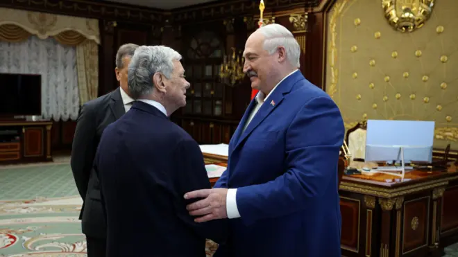 Александр Лукашенко принимает в своей резиденции юриста Джона Коула. Оба в официальных костюмах, Лукашенко держит Коула за локоть