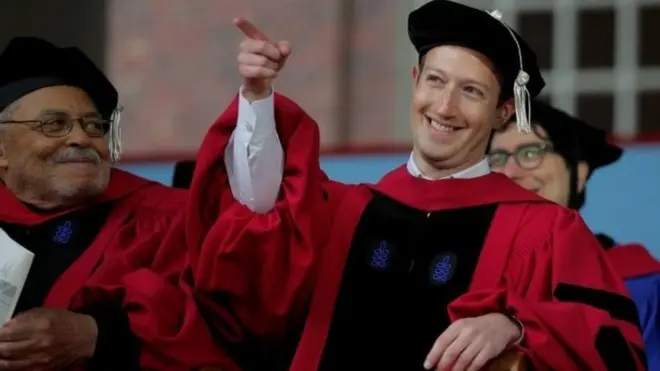 นายซัคเคอร์เบิร์กซึ่งรับปริญญานิติศาสตร์ดุษฎีบัณฑิตกิตติมศักดิ์ นั่งข้างๆ นายเจมส์ เอิร์ล โจนส์ ซึ่งเป็นนักแสดง